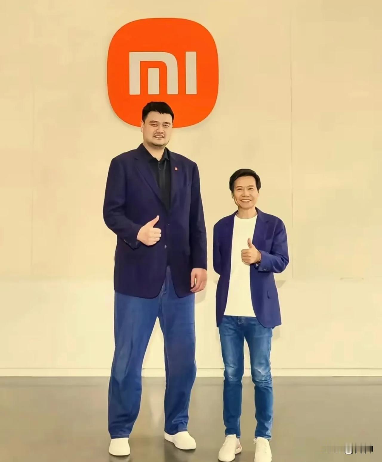 1米81雷军和2米26姚明合影，效果如此

昨天，雷军先是邀请姚明参观小米工厂
