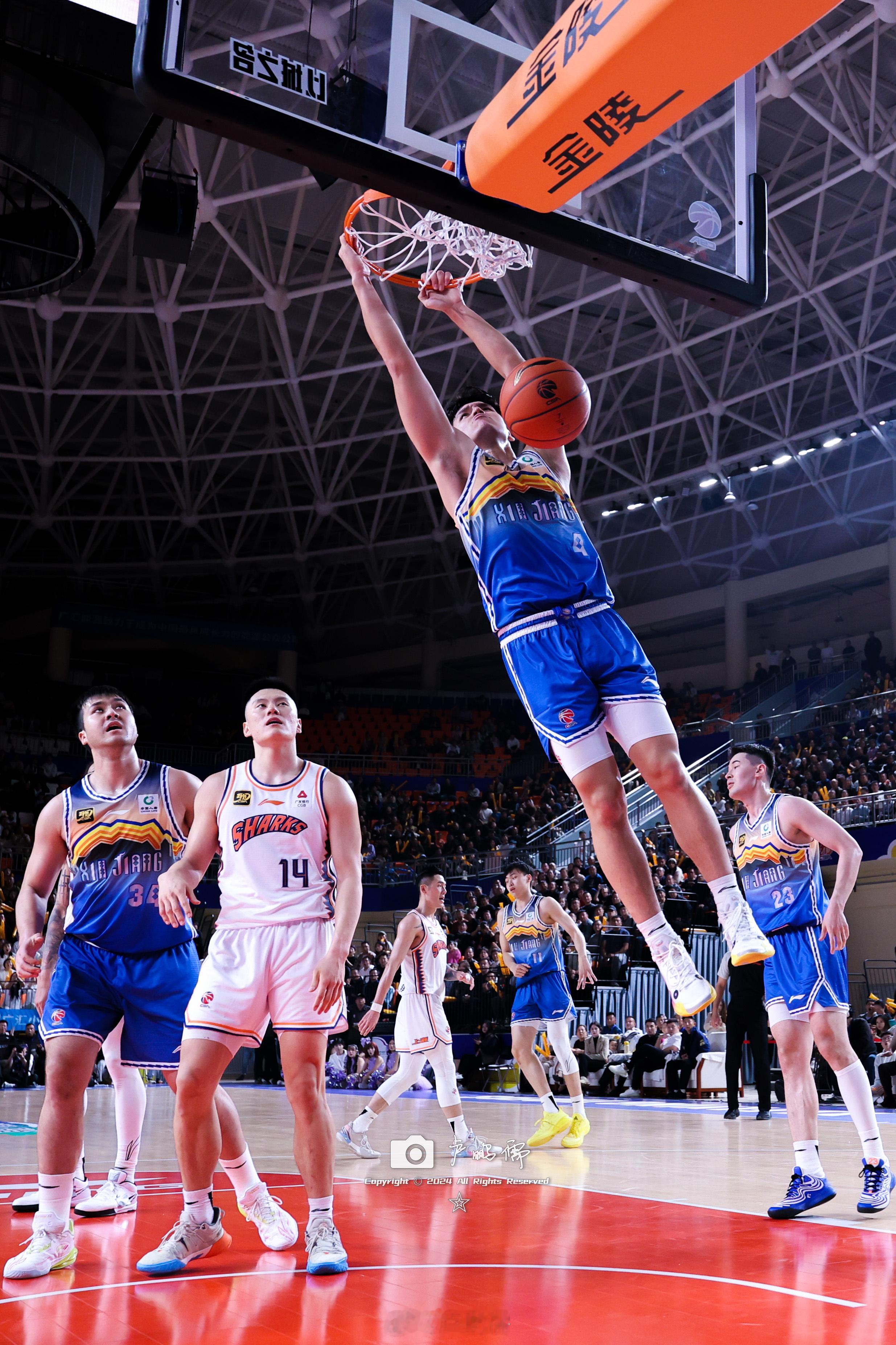 “空中之舞”昨晚三分线外手感火热的伊福扣篮也毫不逊色#cba30年有你有我##伊