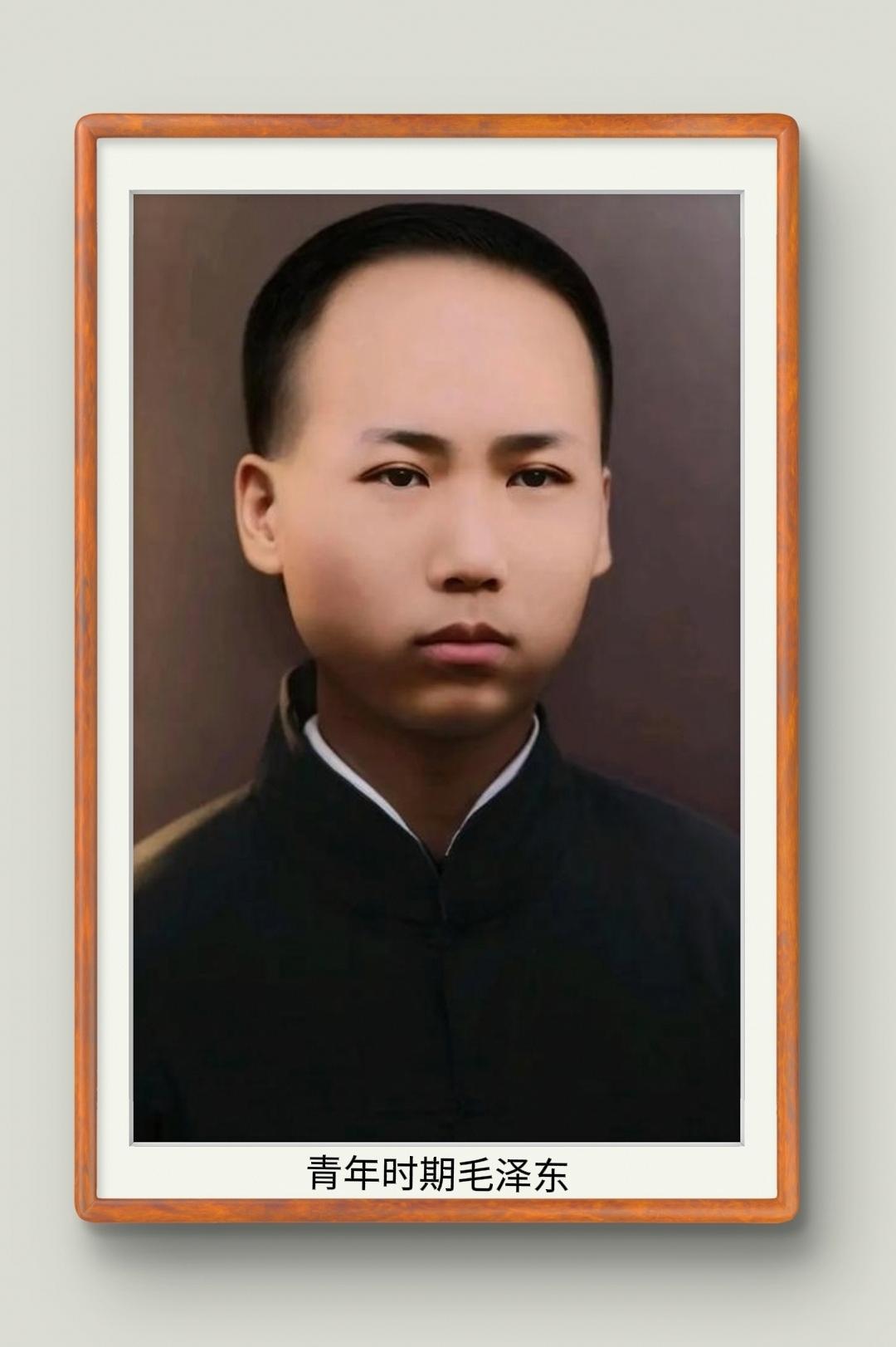 这是青年时期的毛泽东，这张照片拍摄于1913年，地点是湖南省立第四师范学校，当时