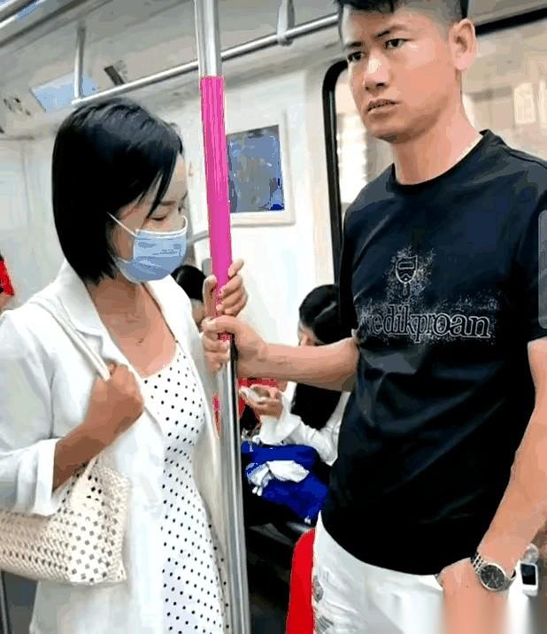 地铁上一个戴着口罩的美女主动去碰身边小伙子的手。
小伙子不仅没顺势搭理，反而一脸