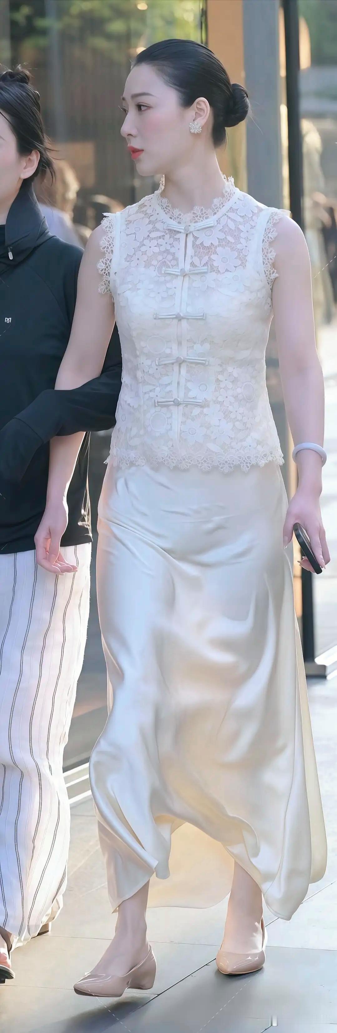 上衣采用蕾丝镂空刺绣工艺，结合中式的盘扣与立领，兼具东方古典韵味与西式浪漫细节。