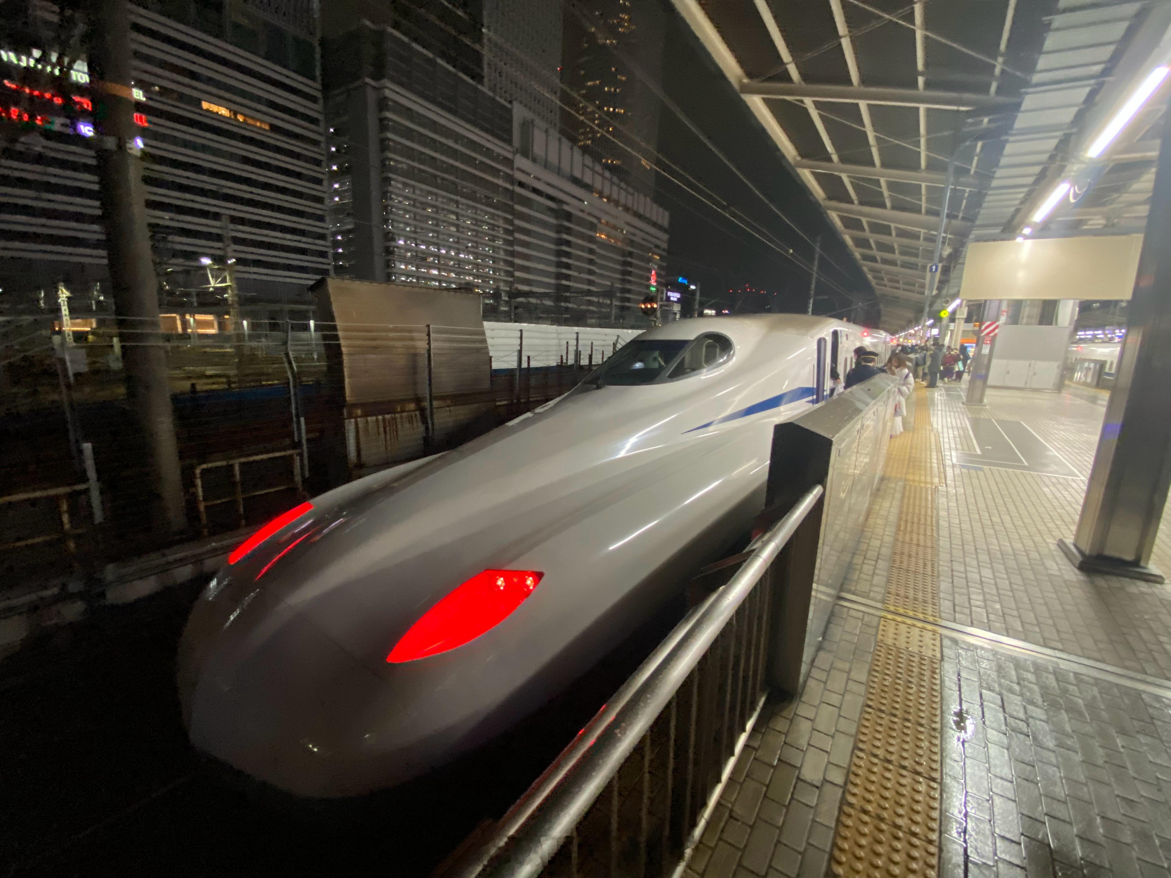 日本新干线实测速度也就是280km/h上下，也没有多平稳嘛，会左右晃甚至有一种漂