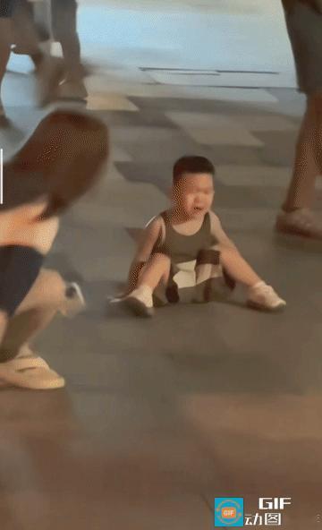 “这招你也会？”上海，小男孩想买玩具，坐在地上哭闹，妈妈正打算妥协，谁知两个路过