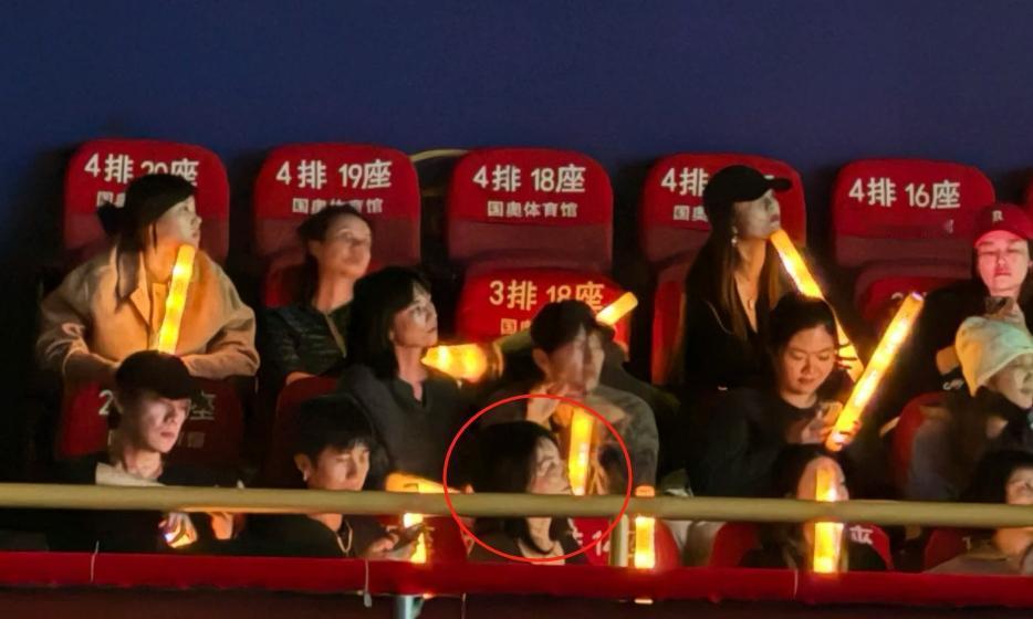 哇哇哇，真是活久见啊！

王菲竟然去看了女儿的演唱会，本人十分低调，如果不是灯光