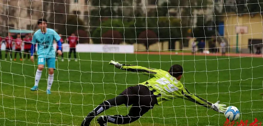 3月22日下午，长沙湖南省体育场，400多名顺丰快递员踢出决赛高潮：湖南湘当行队