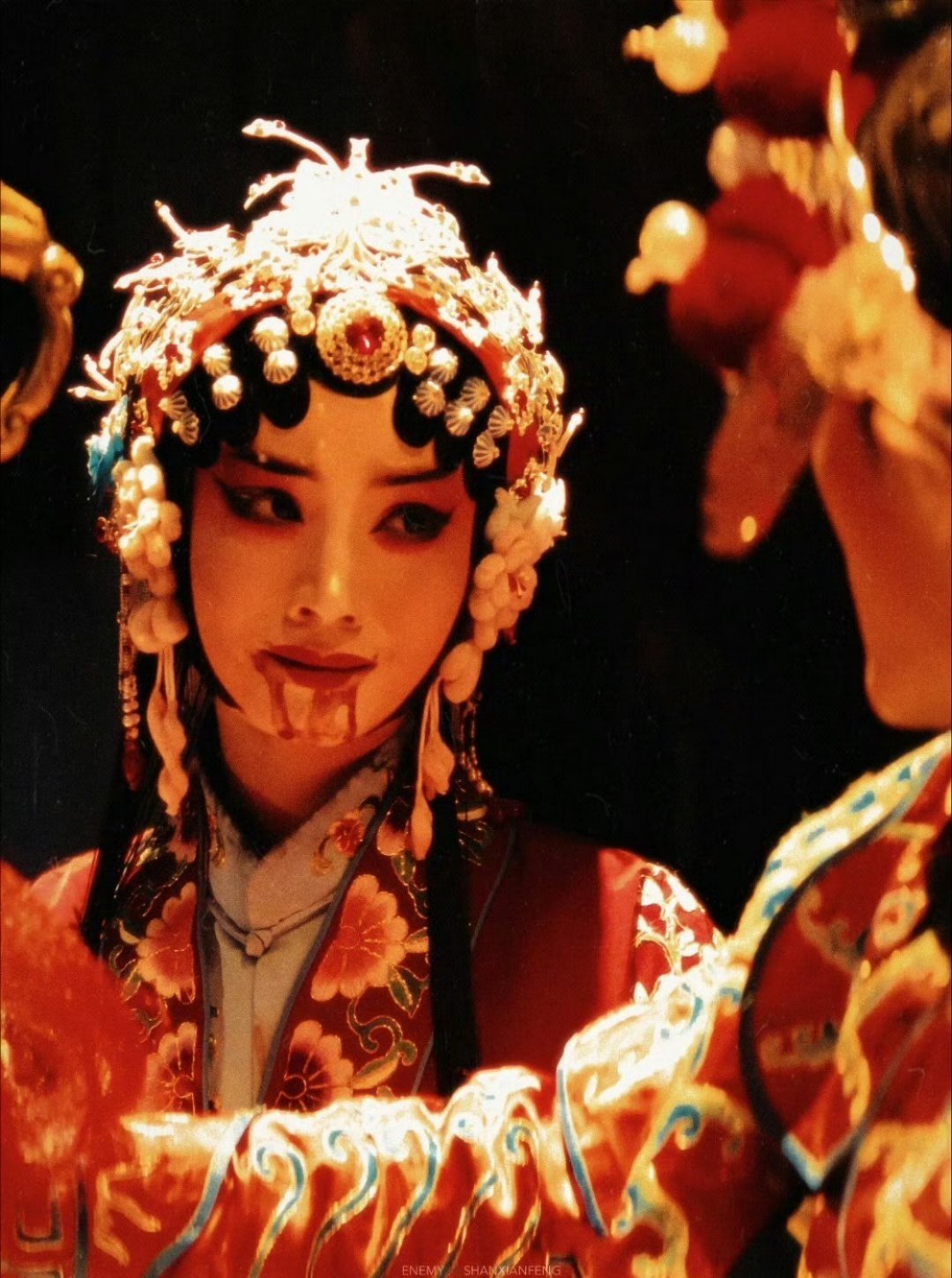 内娱嘴亲烂了也没他俩眼神动人这个眼神真的绝了，伤感，决绝，嗔怪，遗憾，爱意，不舍