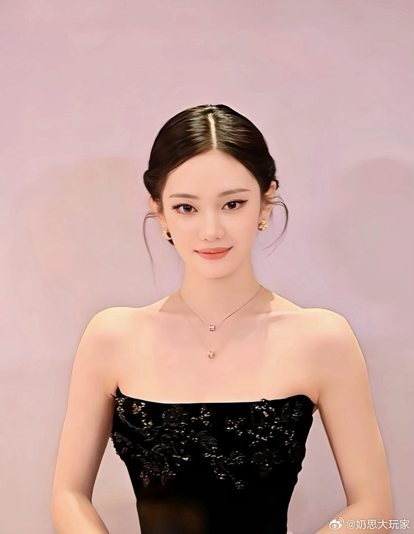宁艺卓穿了高定宁艺卓看得出她是公主深圳线下活动的高定造型出圈，手工缝制的细节满满