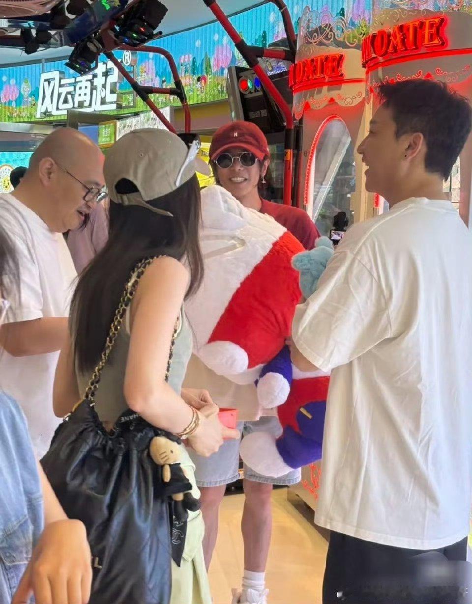 华晨宇逛商场抓娃娃被偶遇 ​​​好可爱的反应哈哈哈 ​​​