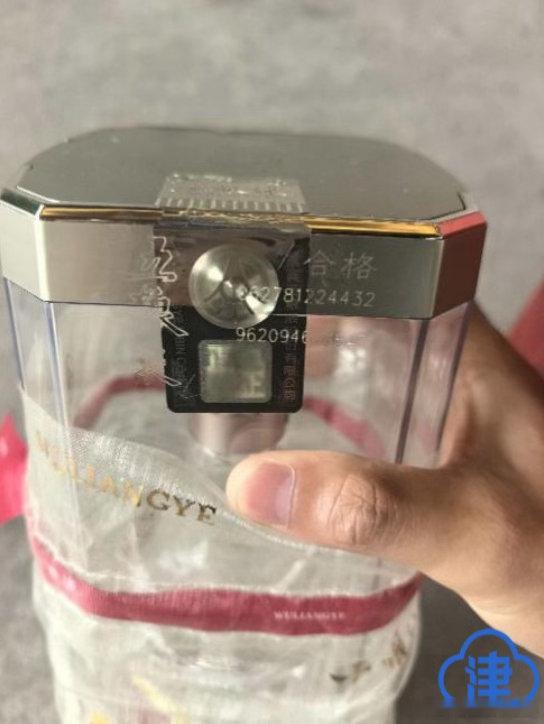 网购酒水遭遇假货隐患，可维权逻辑却让人难以认同。本该由商户出示货源凭证自证清白，
