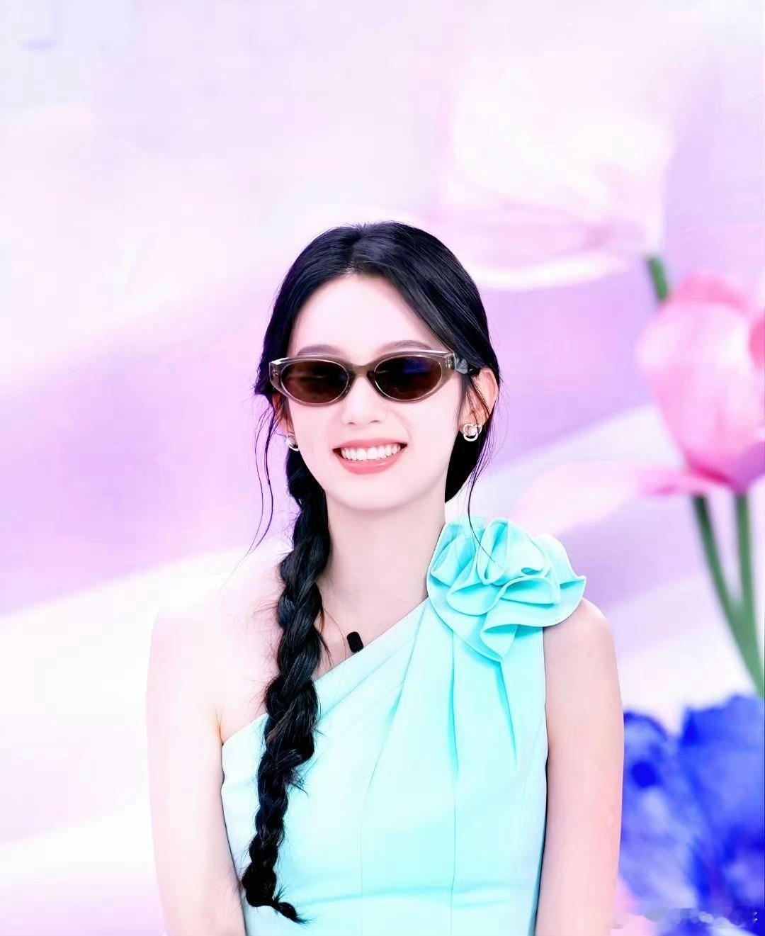 周也镜头表现力绝了用颜值和气场征服镜头，薄荷蓝长裙尽显清冷高级，麻花辫增添温婉气