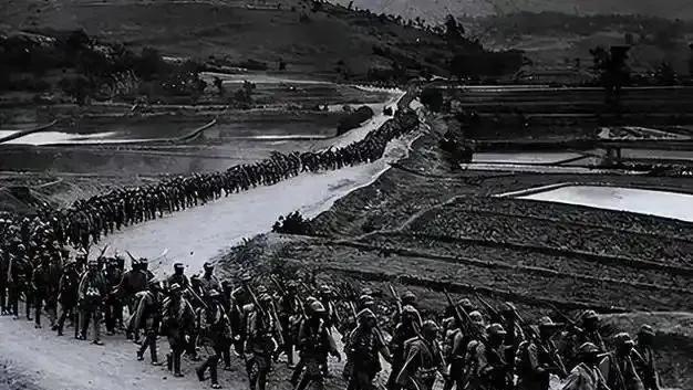 1949 年 11 月，解放前夕局势动荡，潘文华在自家公馆密会刘文辉、邓锡侯，三