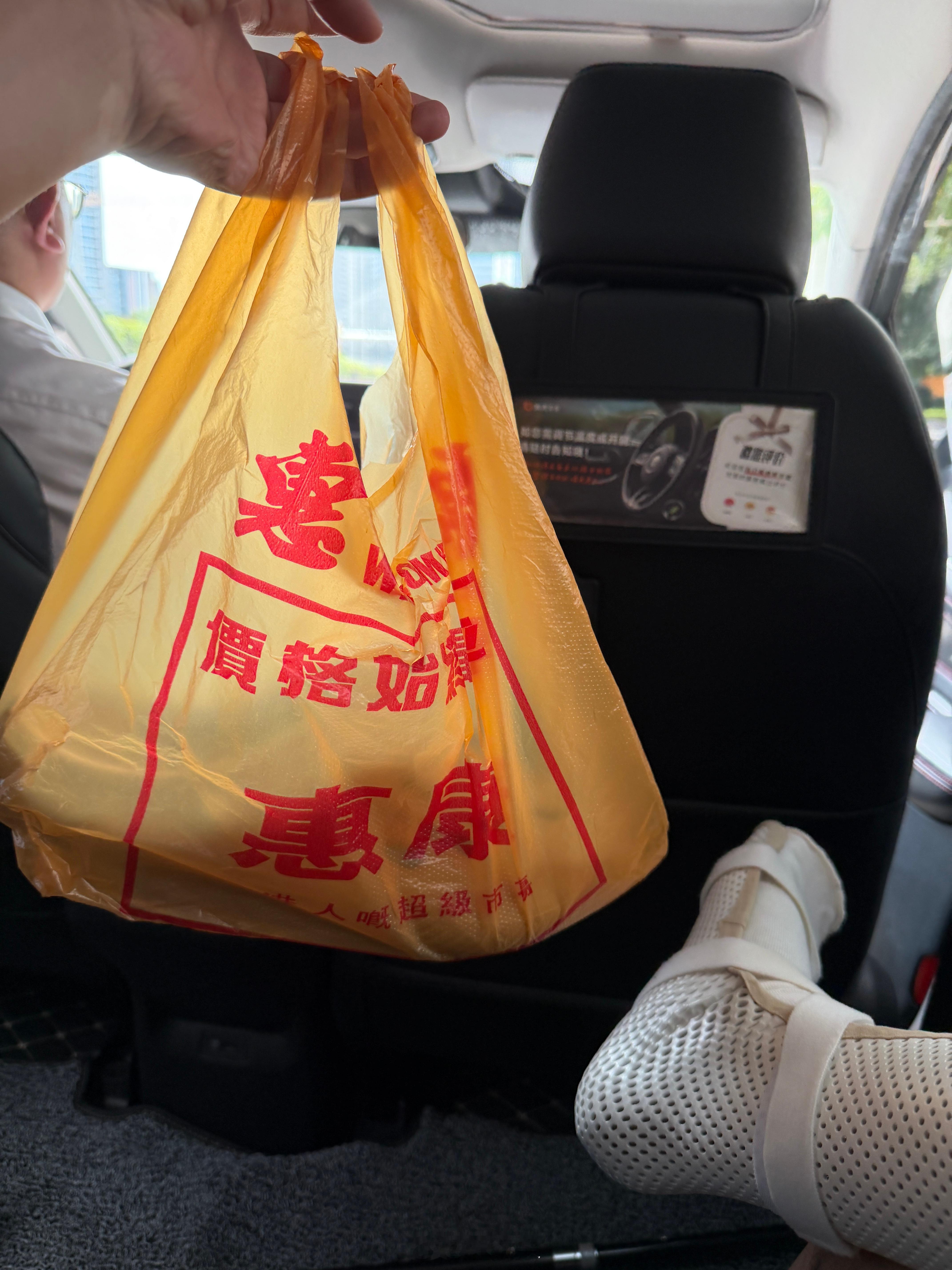 人到一定年纪啥袋子都能拿出门了这一刻的我，里面装着我的鞋子，更多时候我要穿着护具