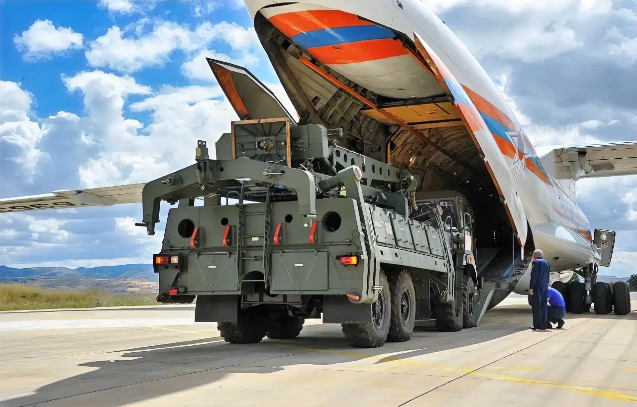 据法国《世界报》网站12月19日报道，土耳其据称将向俄罗斯归还四套S-400远程