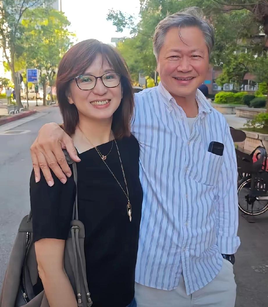 中天那个主播周玉琴，前几天不是被解雇了吗。
结果才过了四天，她就在网上晒了张自己