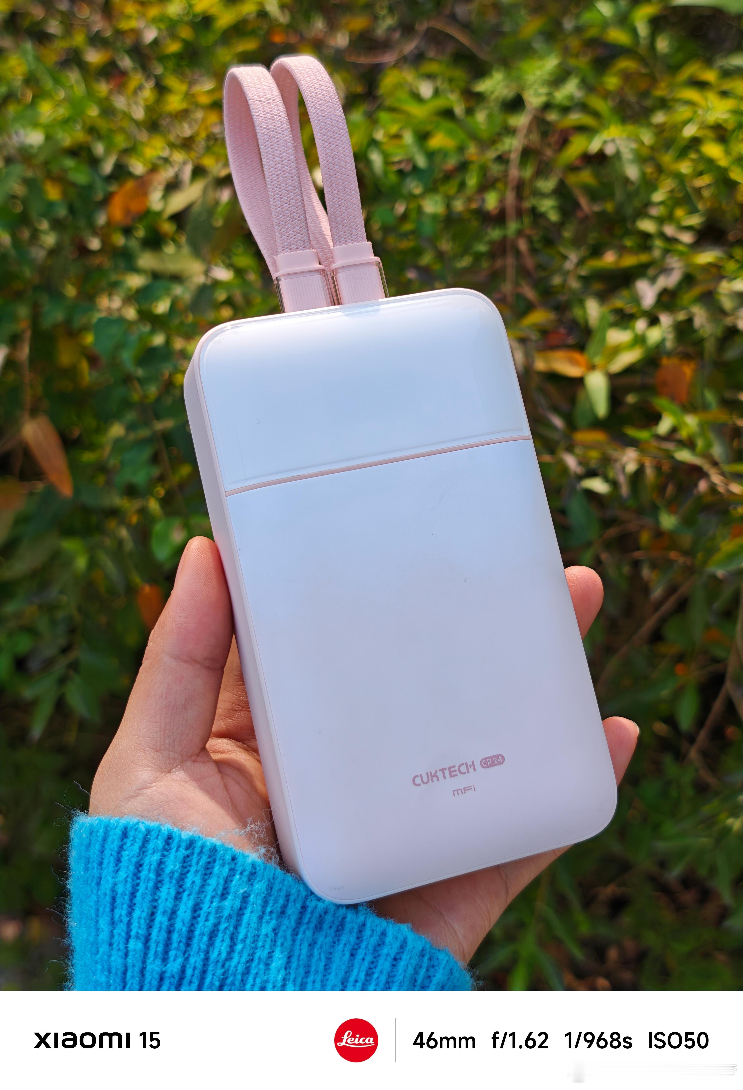 这真是我看到酷态科这款充电宝的第一印象，粉红版的小舞大家觉得这颜值怎么样～自带双