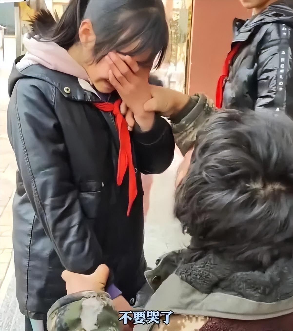 那个看到资助她的人是一个残疾人掩面哭泣的女孩意外离世了！
在得知她离世消息的当天
