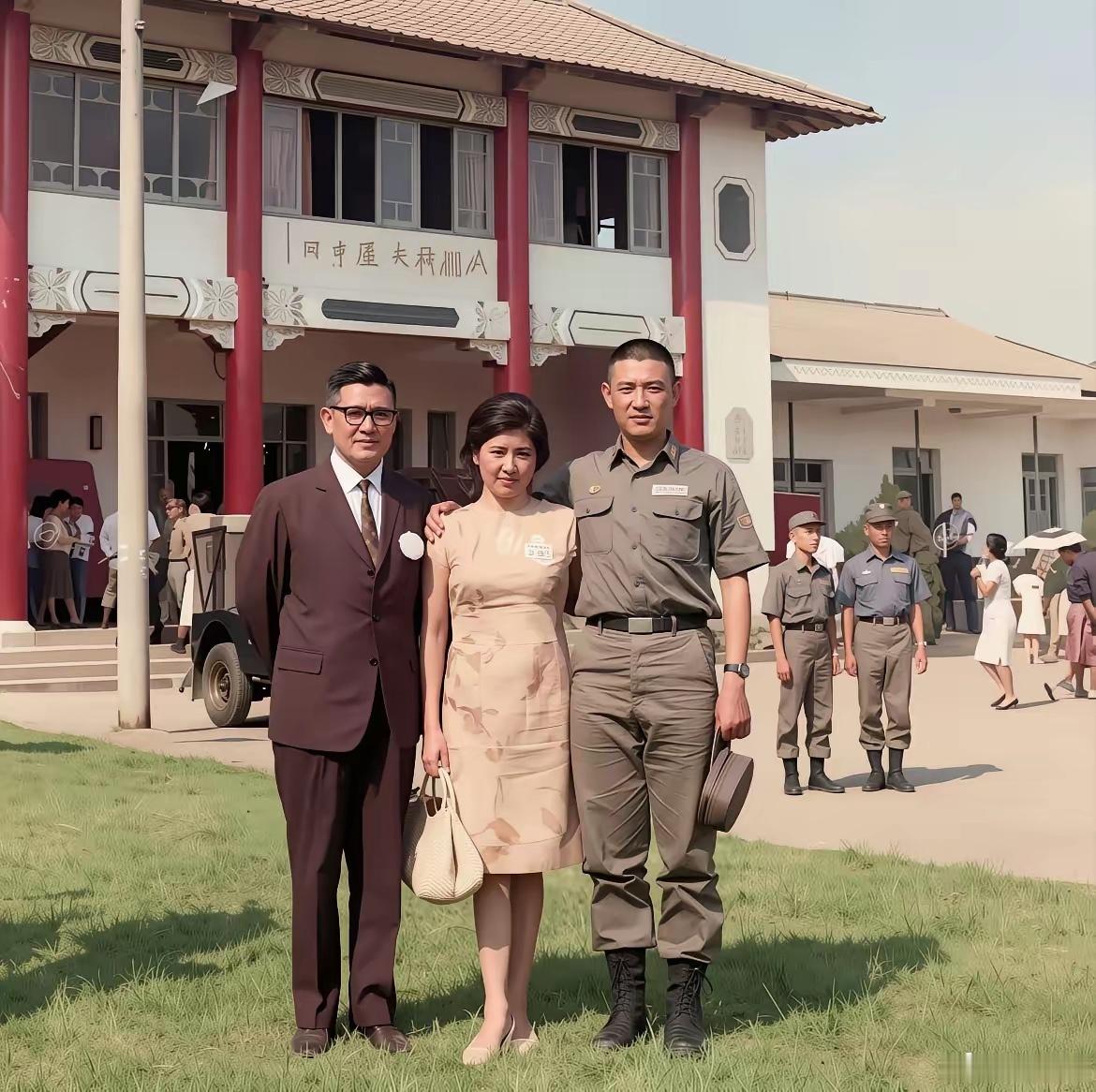 1968年，台北军营，18岁的马英九与父亲、母亲留下了一张珍贵合影，不得不说，母