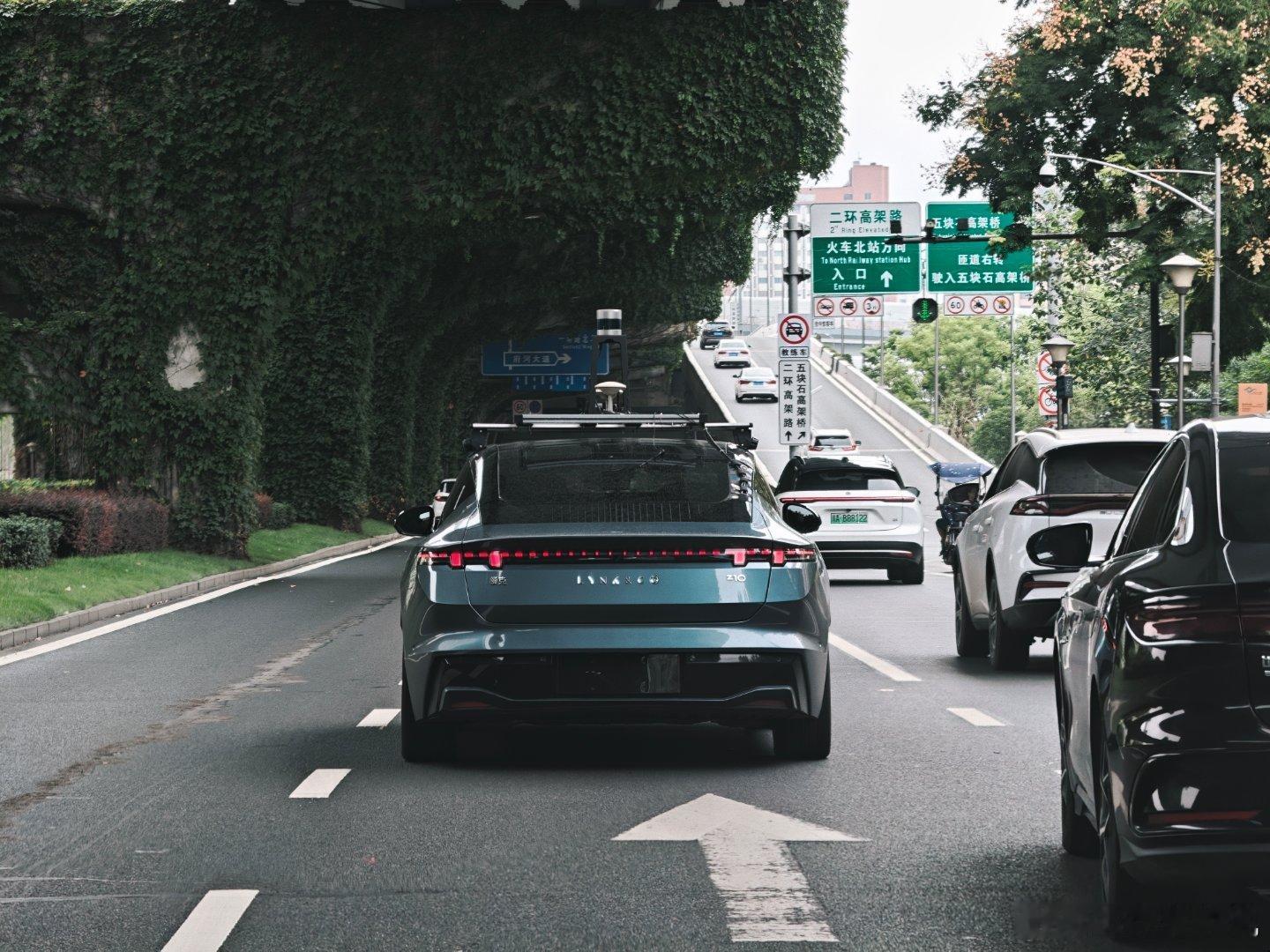 领克Z10跑智能辅助驾驶的测试车，感觉是跑一遍城市路线？ ​​​