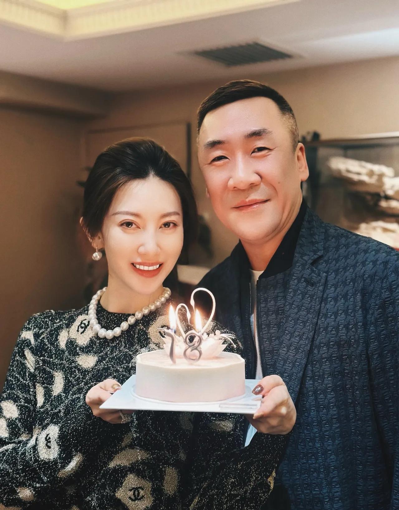 章子怡嫂子罕晒全家福，庆祝结婚18周年！一家五口甜蜜亮相，嫂子颜值真高，气质不输