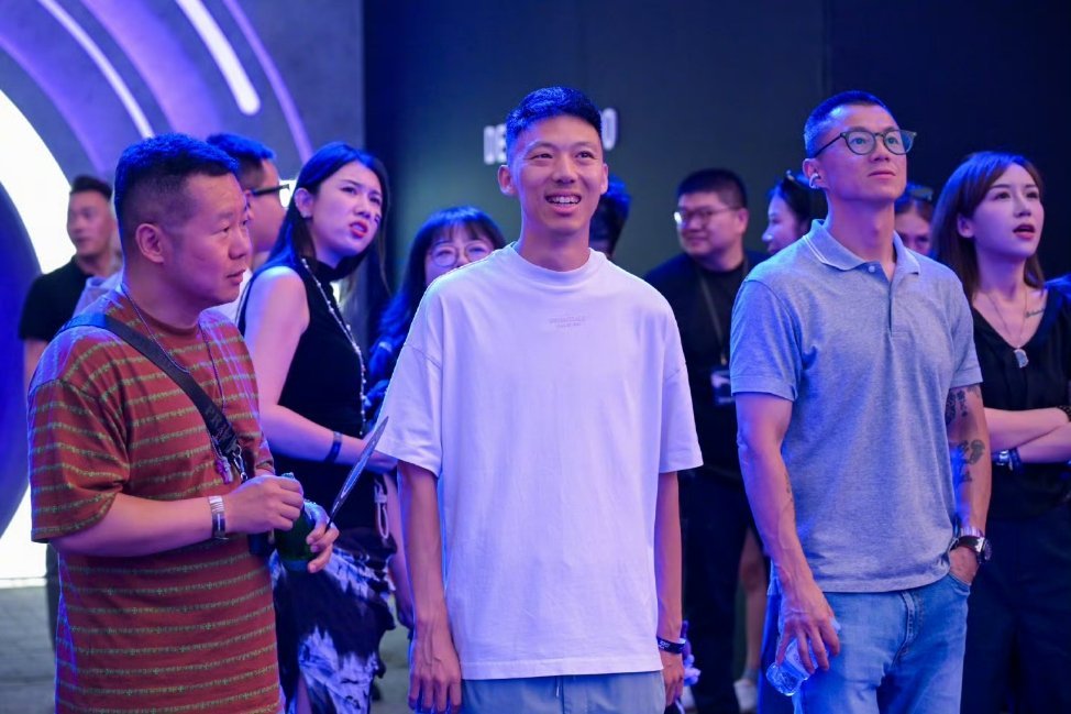 把别人拍的看起来很傻，把自己拍的看起来很认真，这谁受得了啊？[污][污][污]请
