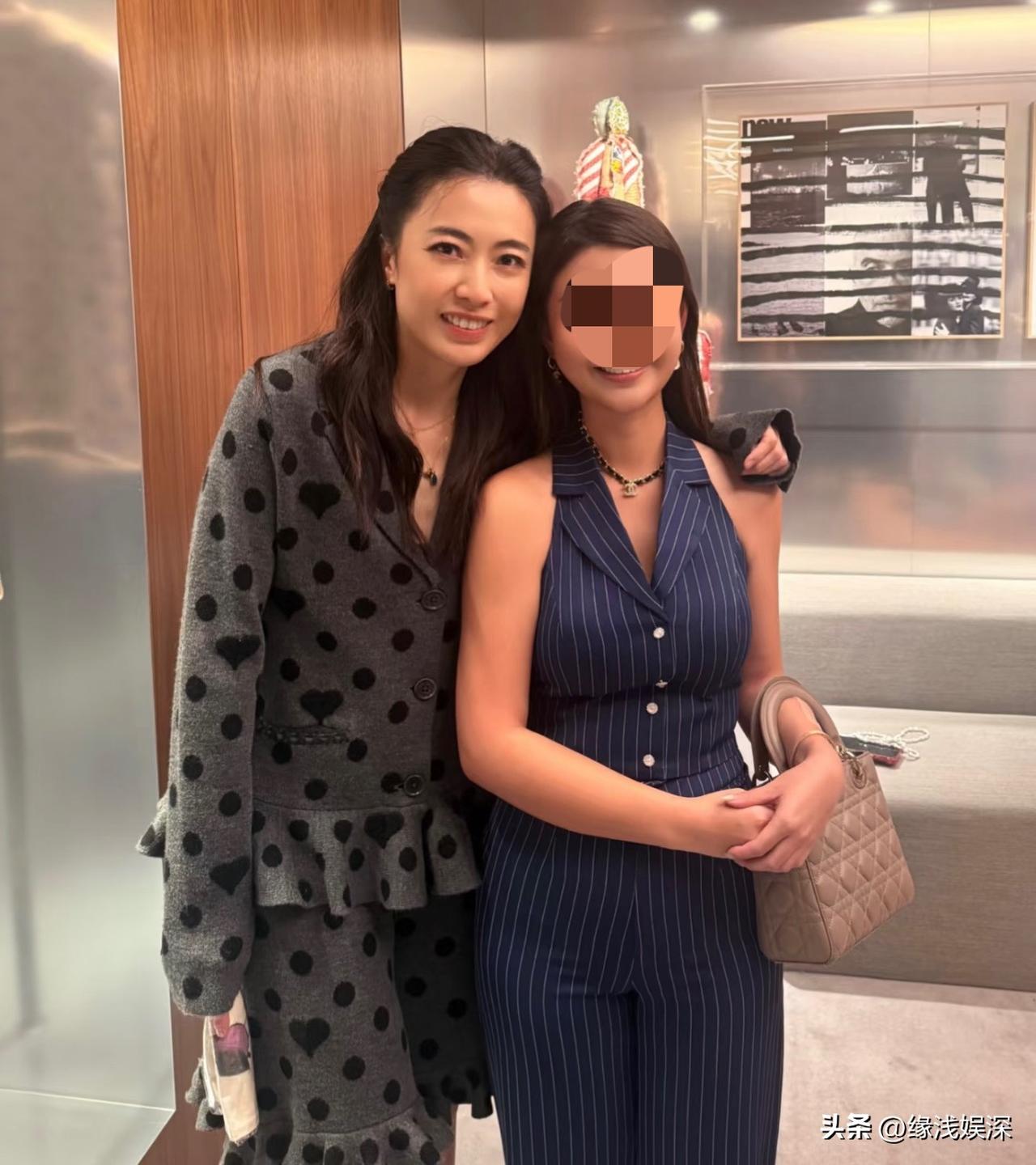 百亿富婆甘比创立新品牌！现身店内和朋友合影，店里都是自己钩的产品，刚开售就卖光了