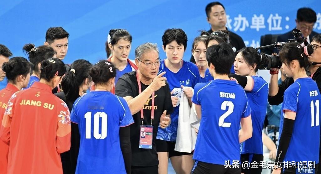 【“从心之年” 的排球老帅沈富麟】
“从心之年” 老帅沈富麟在领奖前说了很多
　