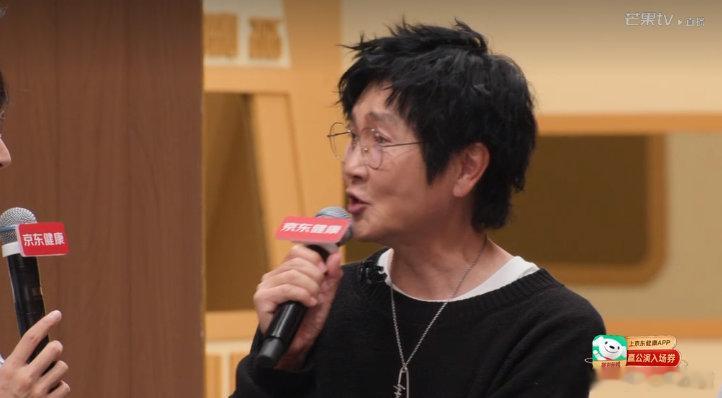 周杰穿睡衣送考孙楠孙楠叫周杰表弟 披荆斩棘直播孙楠喊周杰“表弟”，周杰穿睡衣就来