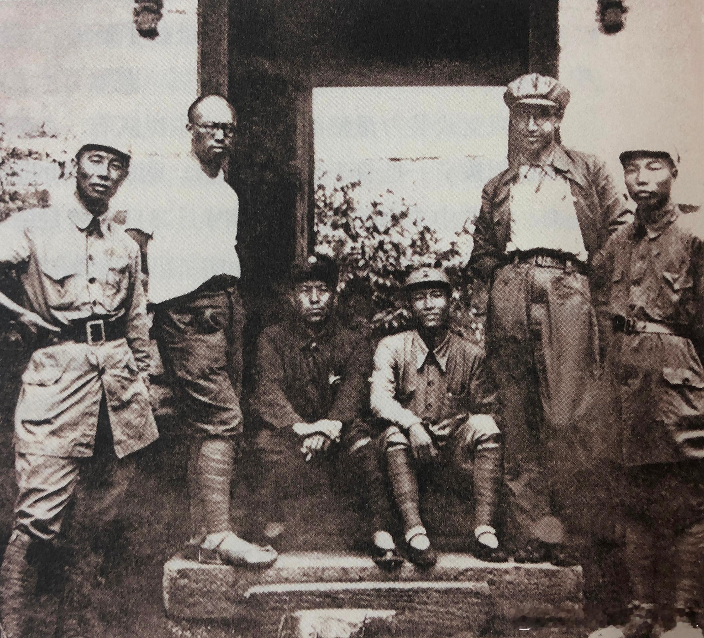 1941年夏山东分局书记朱瑞（右二）和罗荣桓（左二）、黎玉（左三）、萧华（右一）