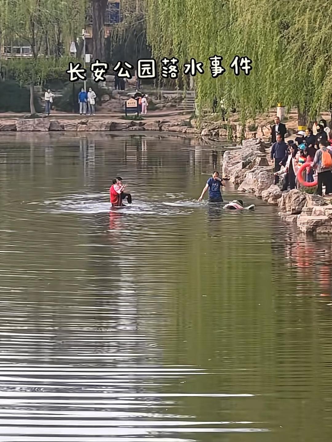 红衣纵身跃湖水，凡人善举暖人心危急时刻挺身而出，平凡身影尽显担当。河北石家庄长安