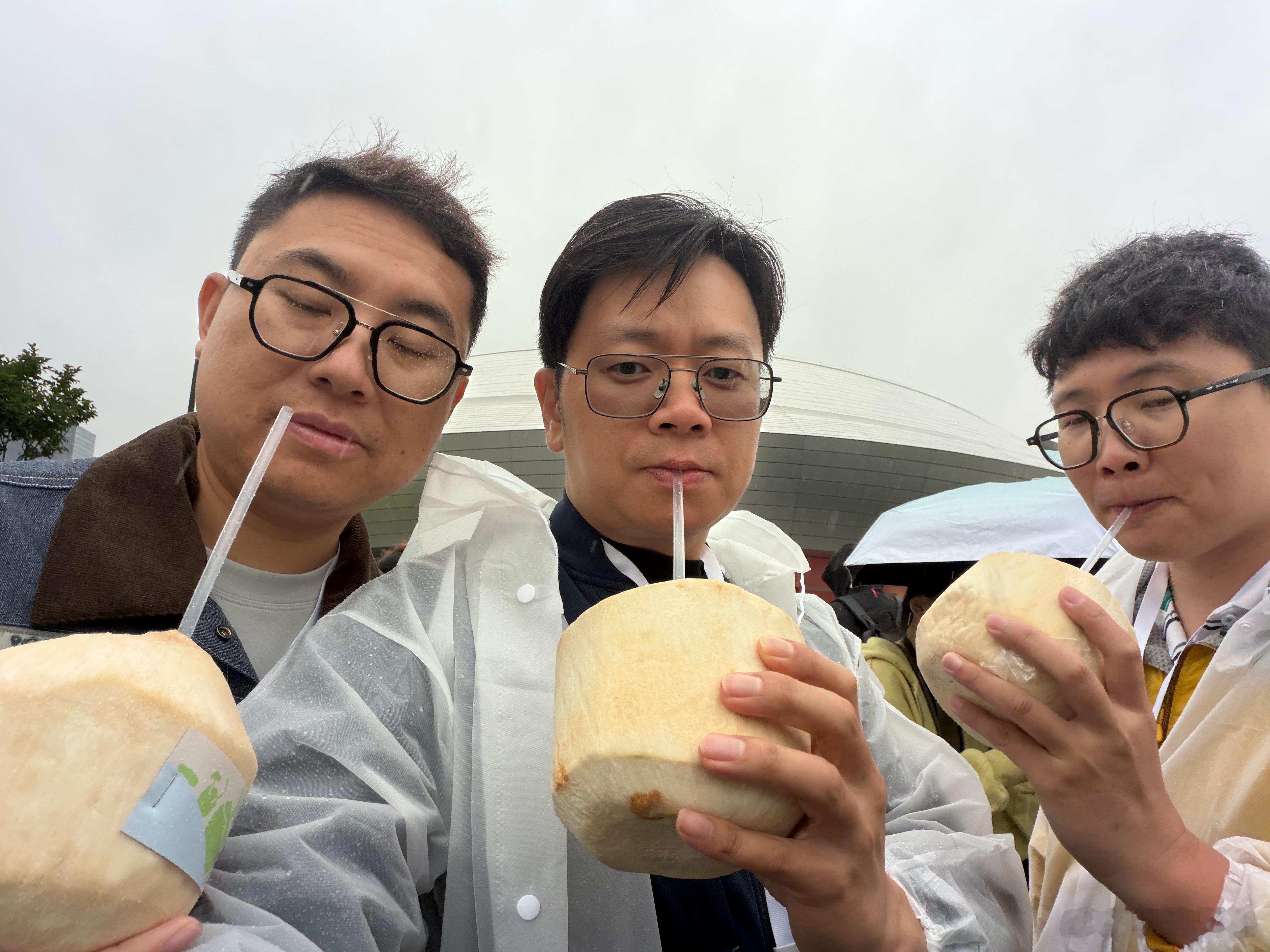乐道L90两千公里23个多小时就跑完了，现场的椰子CEO也开了，雨也下了，发布会