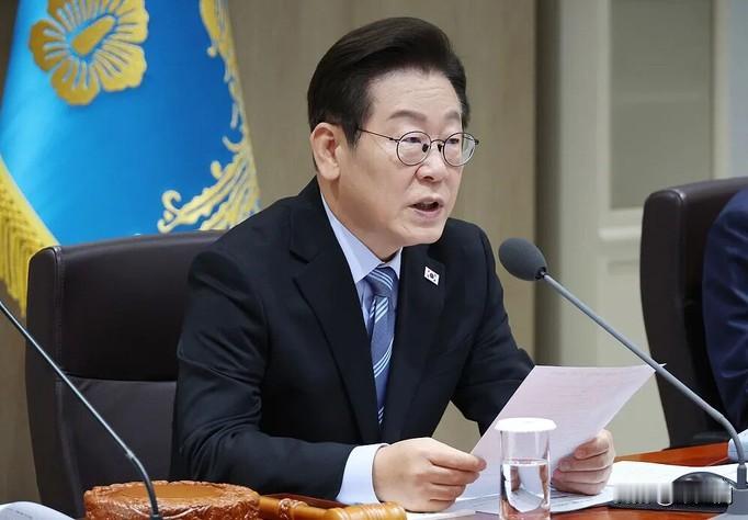 [太阳]有外国记者问韩国总统李在明，中国若武统台湾你帮不帮？李在明笑着说，那是别