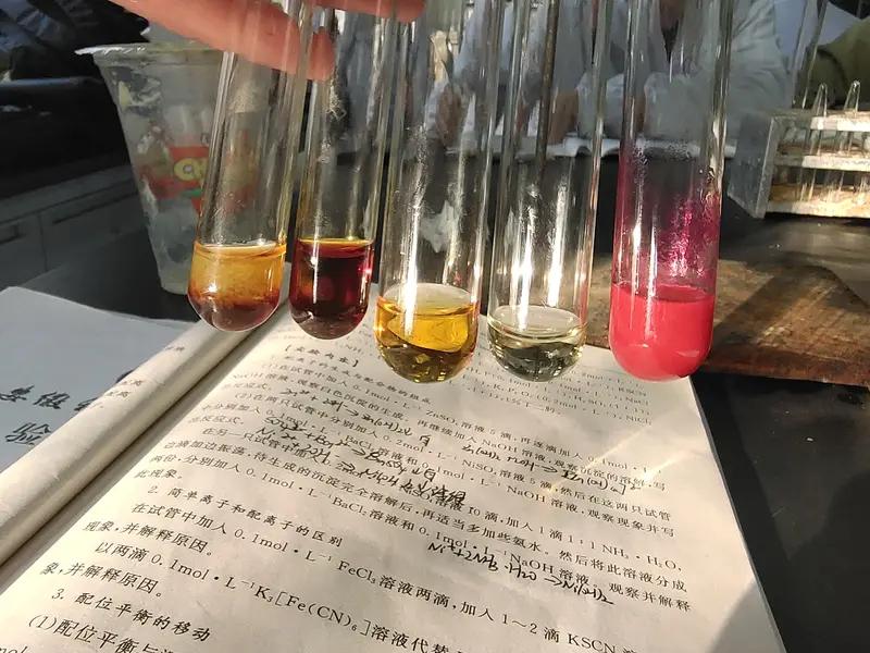 我家刚帮亲戚家高一娃捋完选科，踩过的坑真的想给所有人提个醒。
别上来就跟风选“大