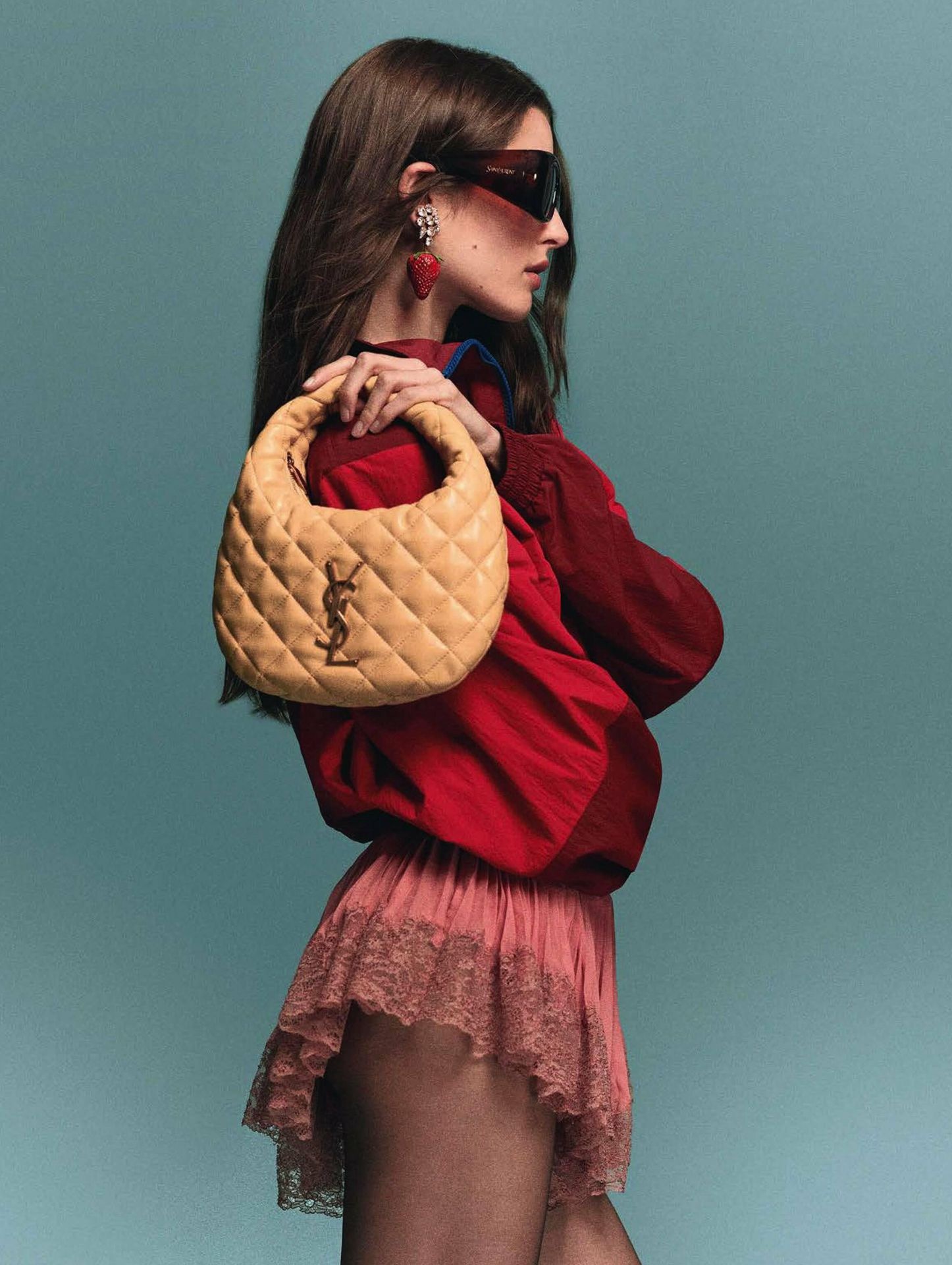 Saint Laurent 2026春季系列直接用型录做杂志广告投放 