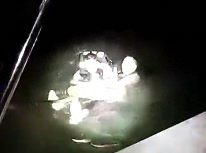 “一男子深夜散步时不慎坠海，靠背包的浮力在海上漂了30分钟，绝望时发现手机防水，