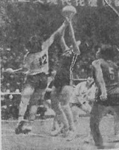 篮球捡史 1983年3月，全国十二重大单位女篮冬训检查比赛在上海举行。女篮球队号