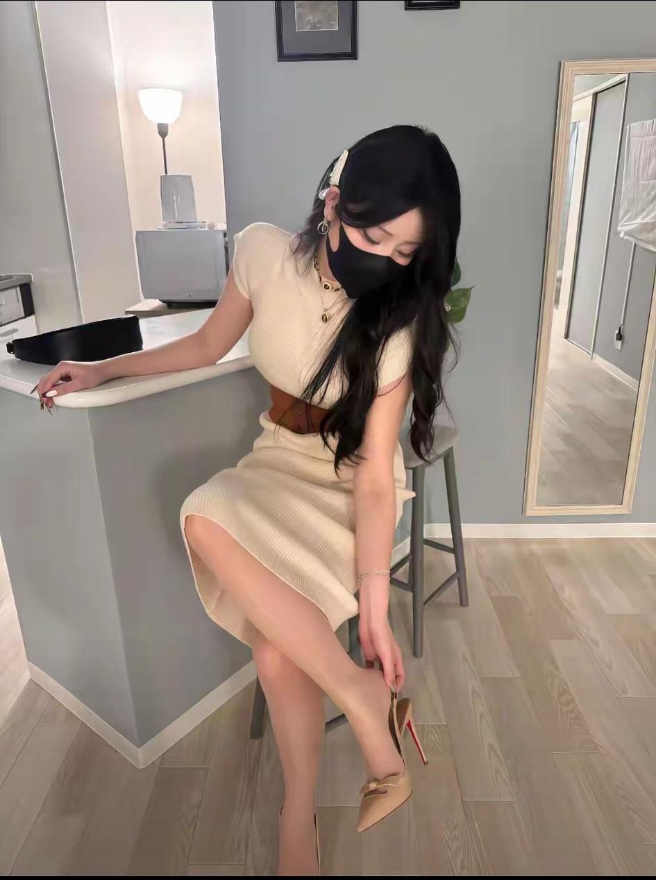 春节回农村老家后，小姐姐穿鞋准备出门了，难道天气不冷吗？