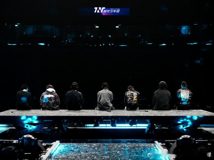 时代少年团现场彩排图送达  时代少年团盛宴将启舞台就绪 星光点点，照亮时代少年团