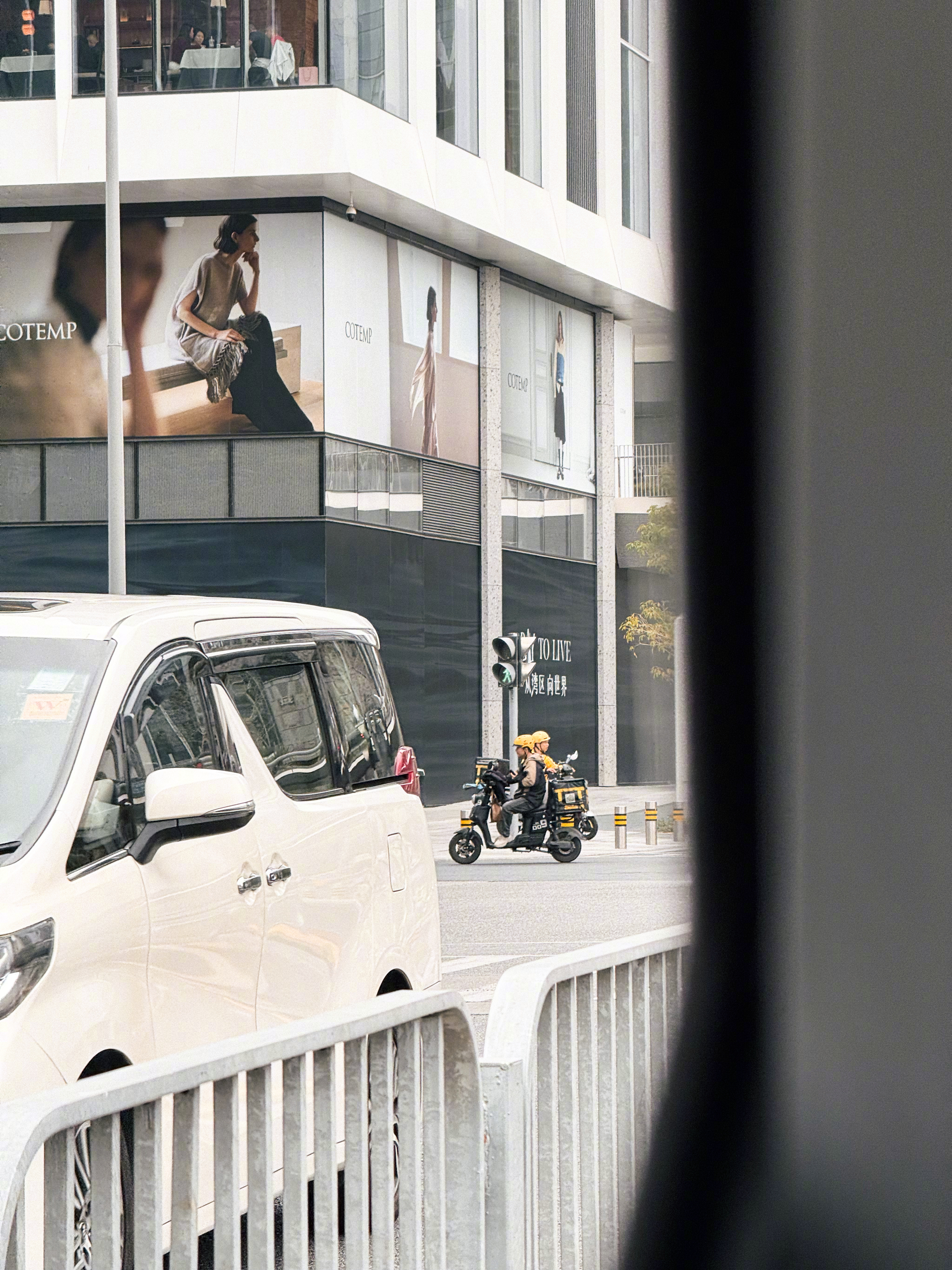 「奇迹只会发生在埋头努力的人身上。」 