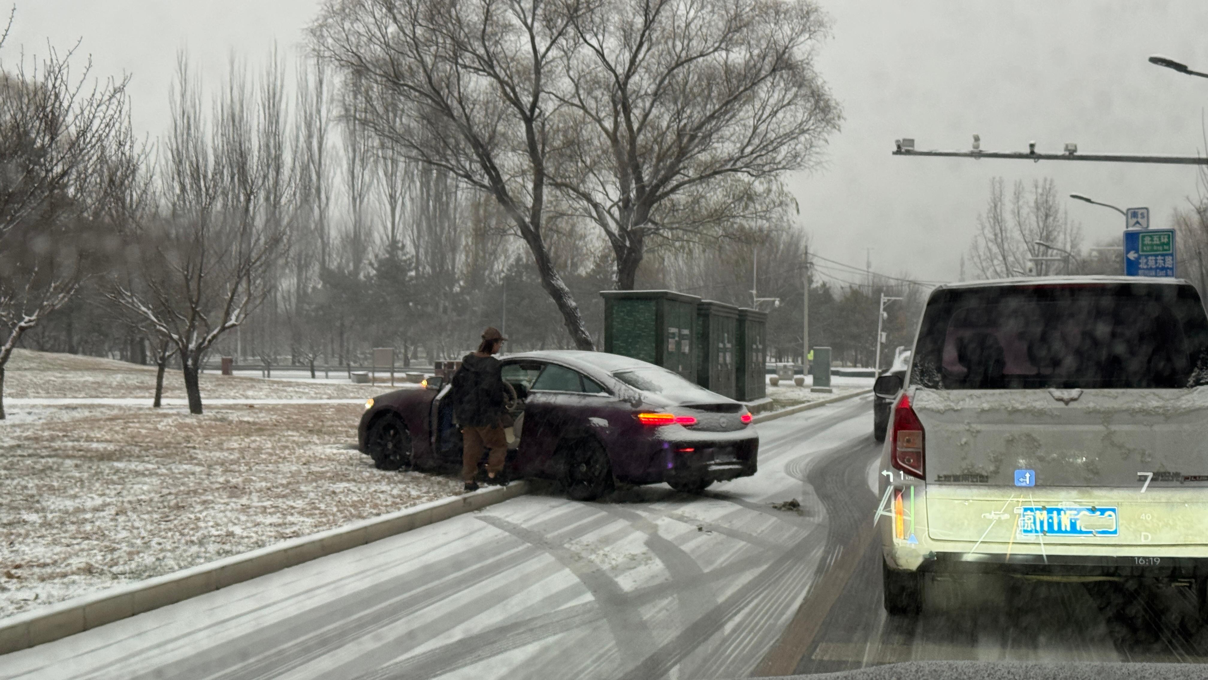 北京暴雪 雪天行车注意防滑，安全第一！ 北京下雪