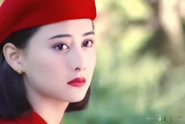 陈德容年轻时简直美呆了！她的眉毛弯曲如柳，纤细而修长，恰到好处地勾勒出一副温柔而