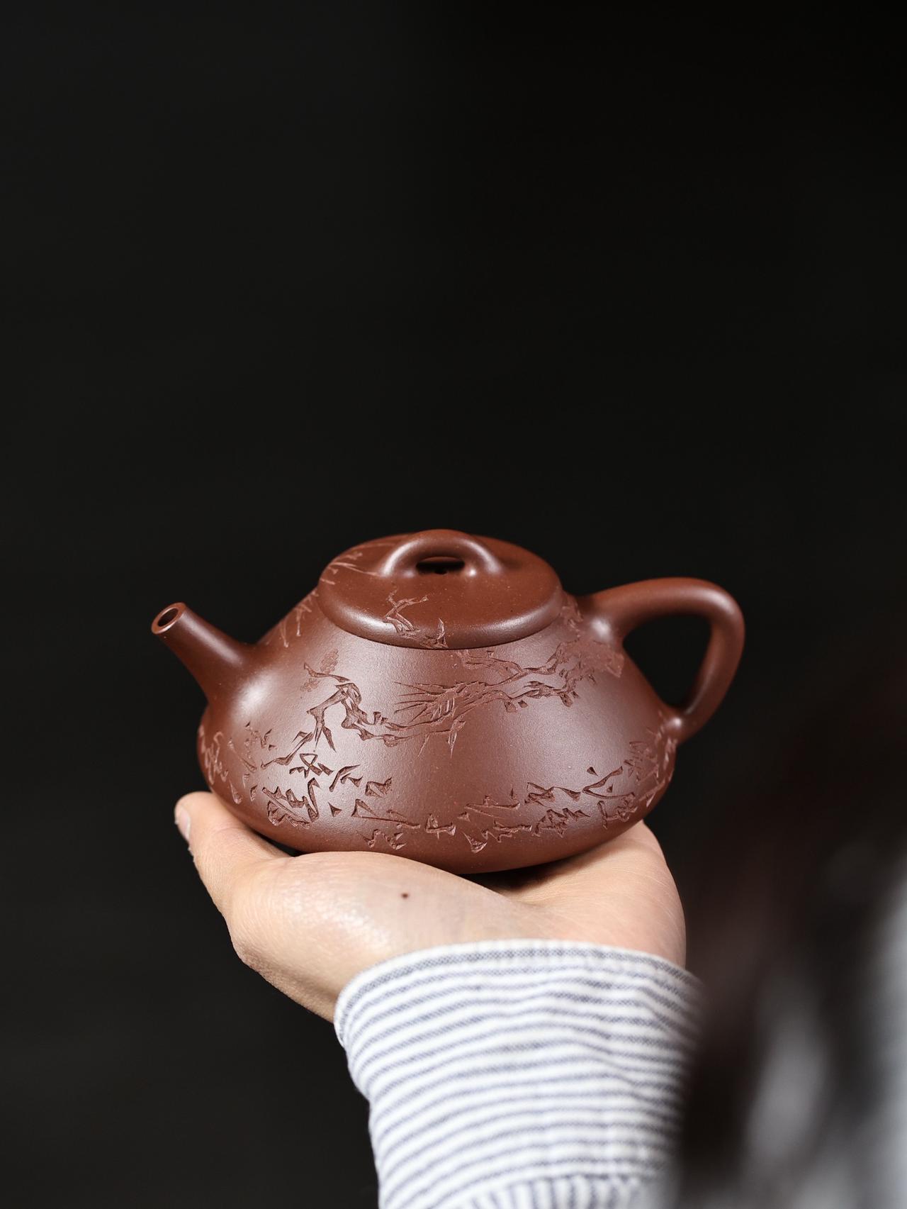 选用涤壶澄心台西黑紫泥手工泥，质感高级手感好，壶做的老辣沉稳，刻字劲道十足