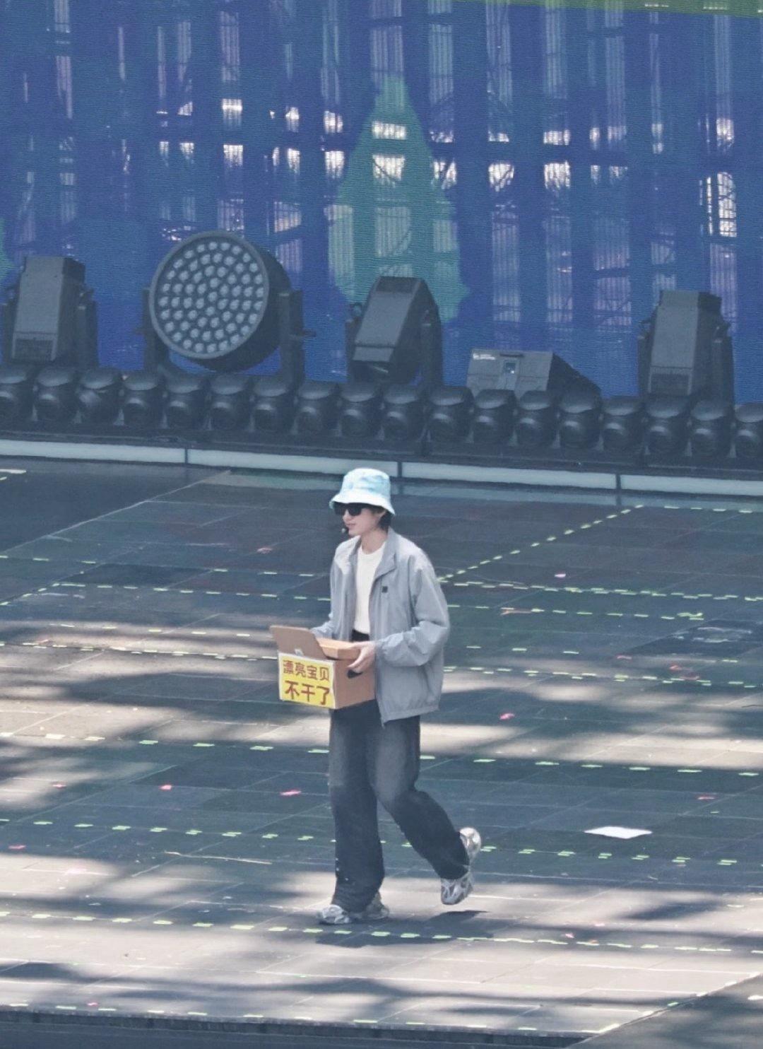 宋亚轩 漂亮宝贝宋亚轩不干了，这么可爱是不是想跟我回家呀~宋亚轩漂亮宝贝不干了时