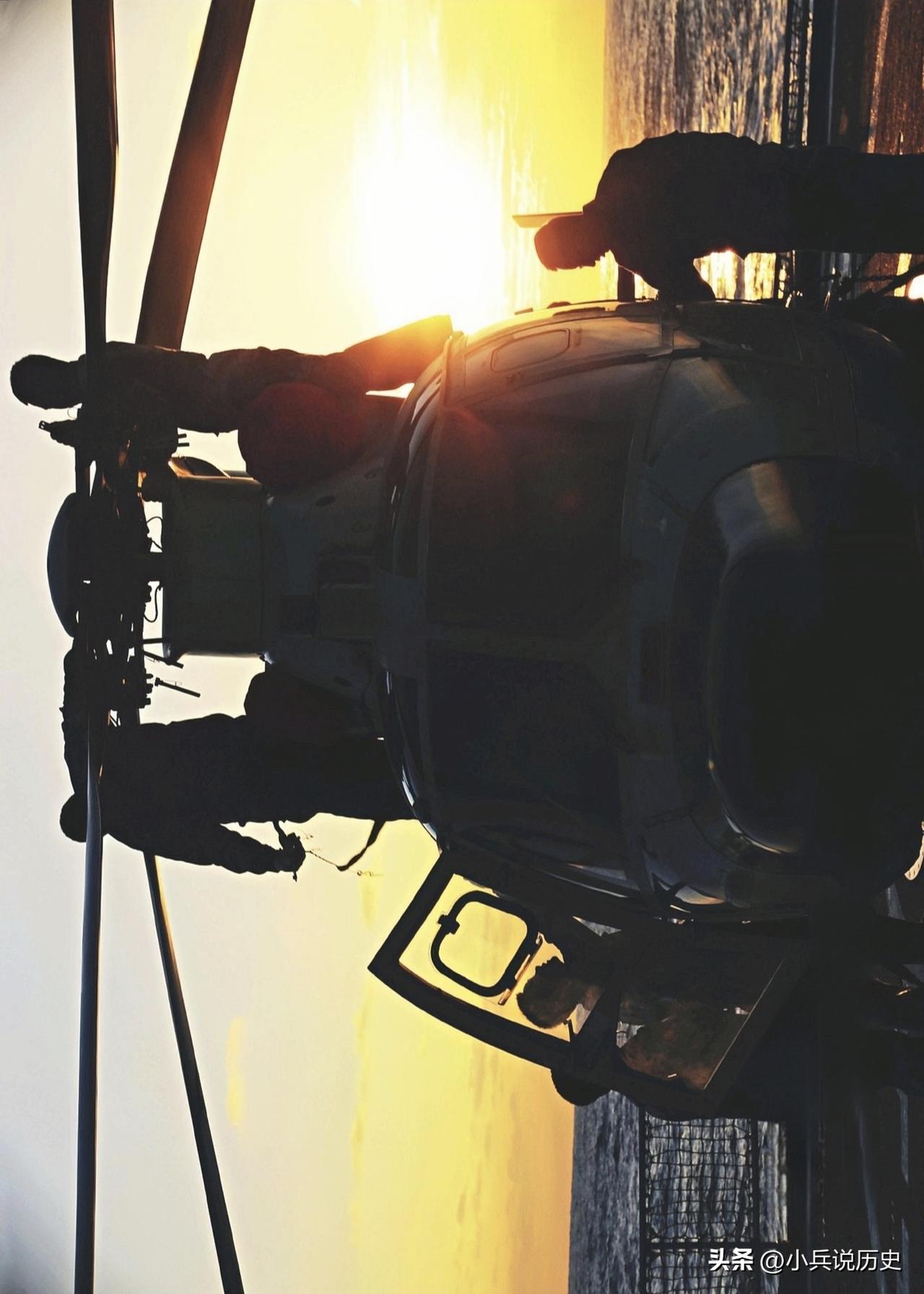 战鹰归巢
夕阳下，机务兵在飞行甲板上精心维护出征归来的直9舰载直升机。