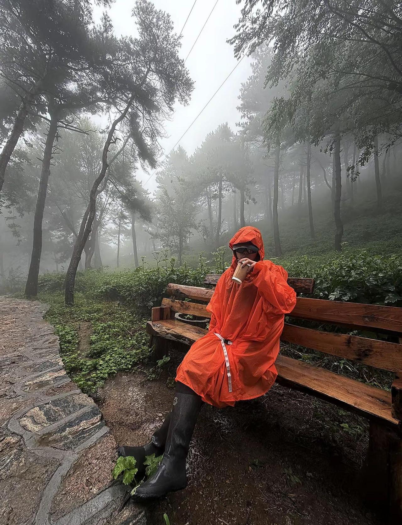 有人困在雨中，有人在雨中赏雨，你觉得我在发疯我笑你看不清~户外治愈时刻 上热搜 