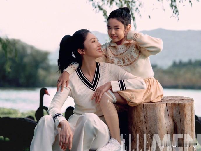 董璇携手女儿小酒窝温馨出镜，小酒窝一如既往的活泼可爱，董璇眼含柔情和宠溺。