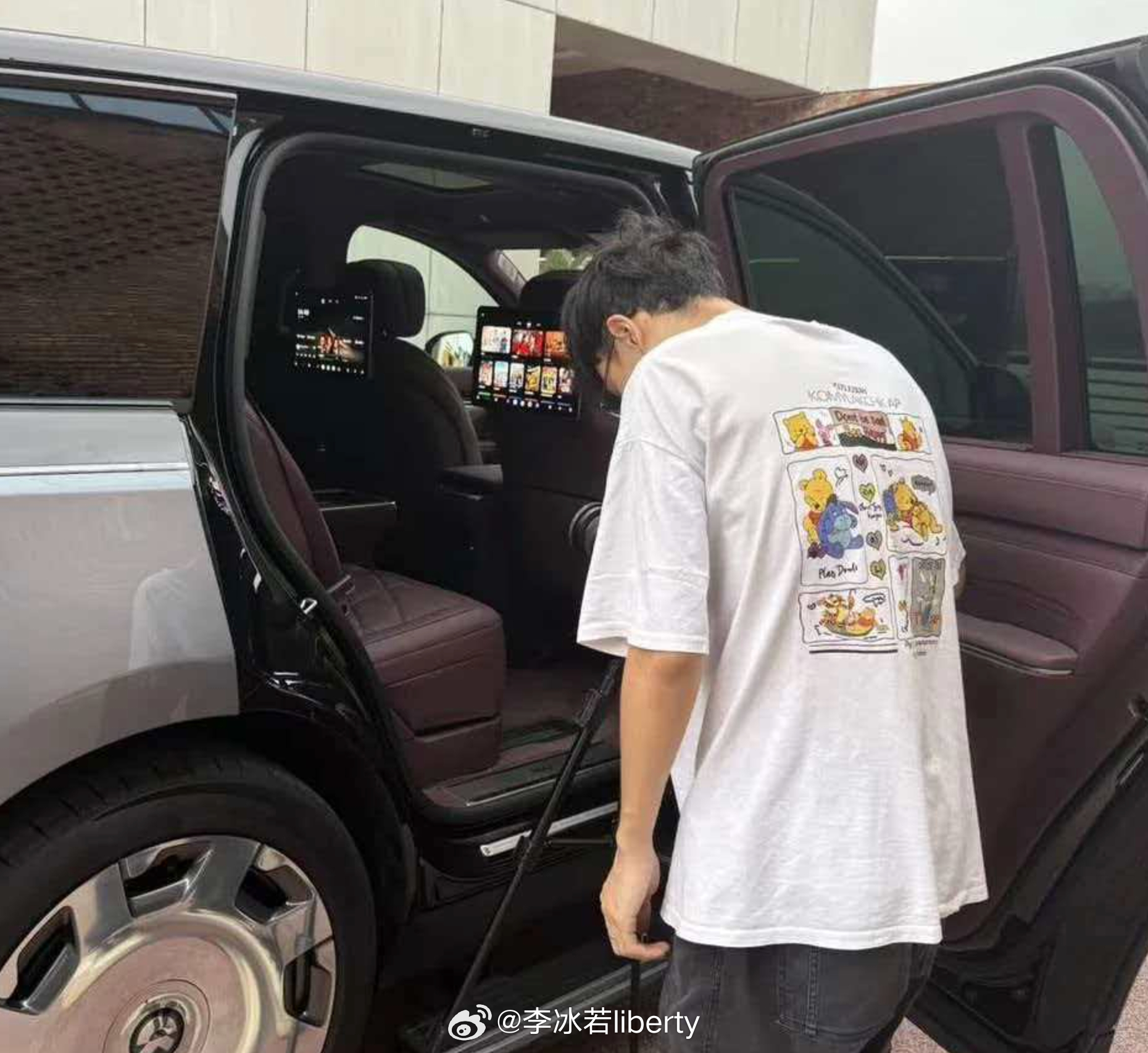 聚火正在拍蔚来ES9这车的传播途径真多虽然没去拍但是内饰我全看过了.......