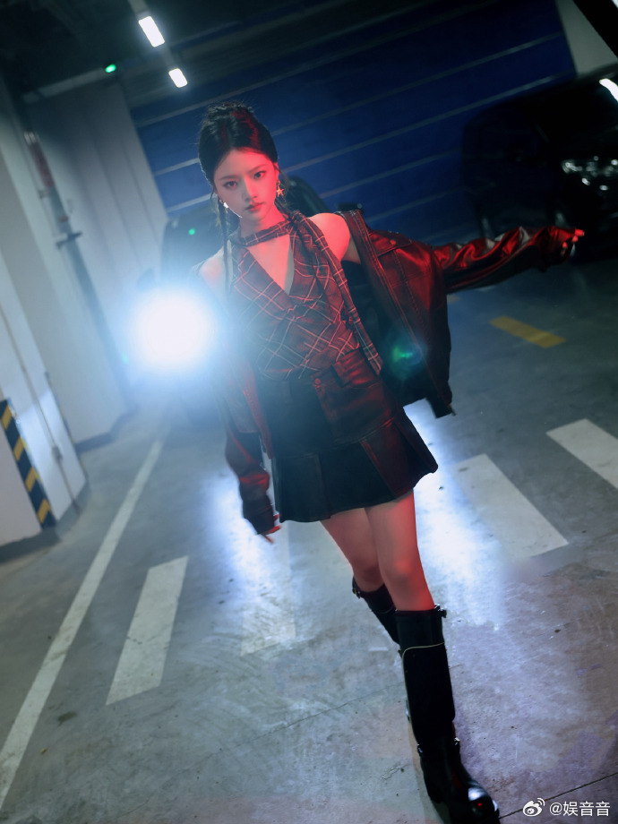 任敏探头那一下任敏扛住行车记录仪镜头这才是纯天然美貌！任敏用实力证明，再好的滤镜