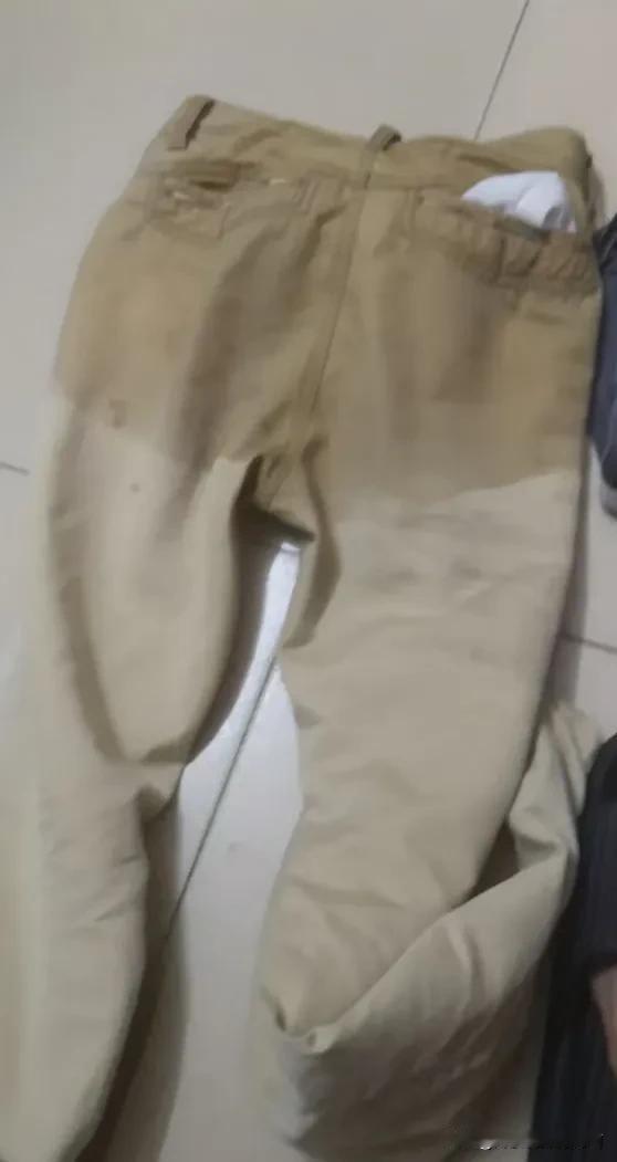 搬运工！
这钱不好挣哦！
五点多去制衣厂卸布条，总共250条，两个人用了三个半小