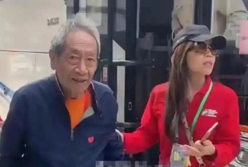 79岁王奎荣与小37岁妻子孕育两个孩子，早年婚事不被亲友看好，旁人揣测女方贪图钱