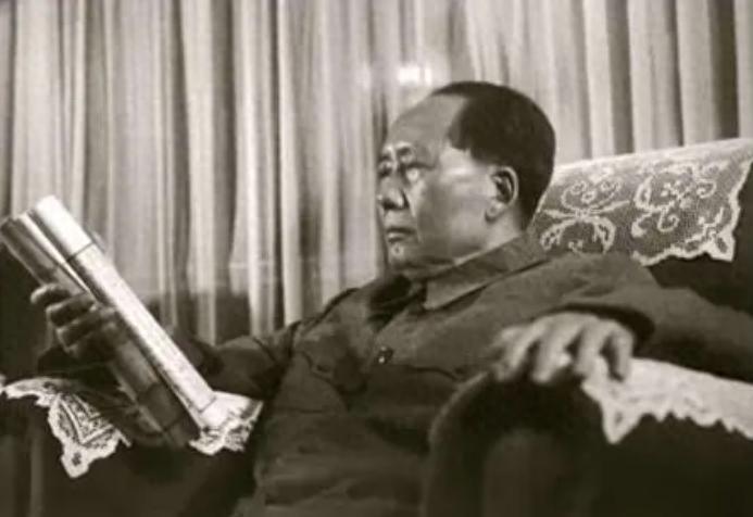 何长工晚年三次请求辞职，毛泽东亲自为其改名，坚守信念“人退志不退”体现怎样的人格